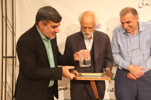 تجلیل و قدردانی از استاد نادری رارانی در هفته فرهنگی اصفهان