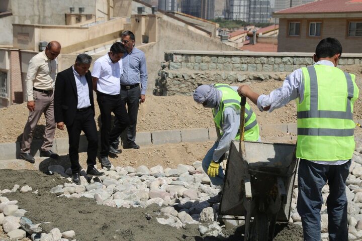 اجرای عملیات عمرانی برای احداث خیابان هشتم در شهرک آزادشهر منطقه ۲۲ تهران