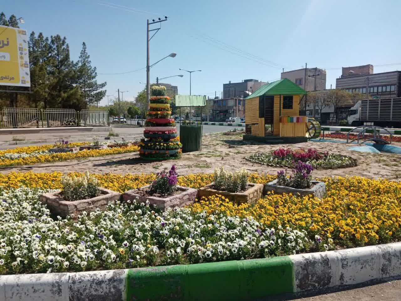 گلکاری میدان‌های شهر کاشمر / تصاویر