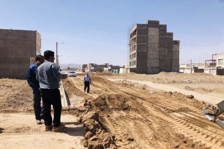 عملیات زیر سازی و آماده سازی کنار گذر بلوار امام رضا (ع) توسط شهرداری قاین