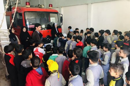 کلاس آموزشی یک ساعته آتش نشانی شهرداری قاین برای دانش آموزان