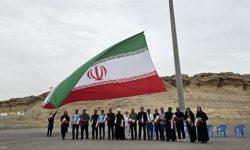 اهتزاز پرچم جمهوری اسلامی ایران بر بام بندرعباس پنجه علی