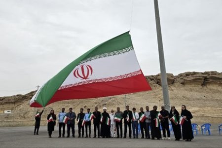 اهتزاز پرچم جمهوری اسلامی ایران بر بام بندرعباس پنجه علی