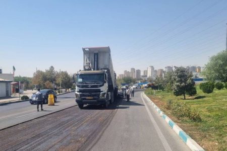 نوسازی آسفالت ضلع شرق میدان دریاچه شهدای خلیج فارس