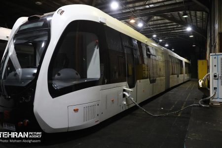 تست گرم تراموای چرخ لاستیکی بامداد ۲۲ بهمن انجام شد