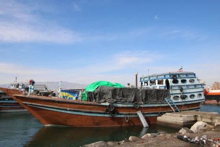 توقیف لنج باری در آب های خلیج فارس با محموله قاچاق میلیاردی