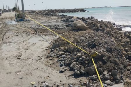 تخریب ساحل کوهستک در پی بالا آمدن آب دریا؛ لزوم تکمیل دیوار حفاظتی