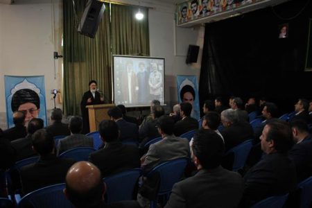 نخستین نشست شورای اداری گلپایگان در جوار گلزار شهدا برگزار شد