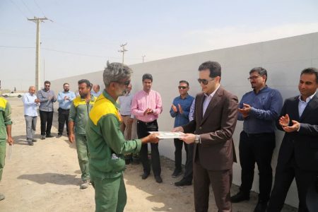 تقدیر از تلاشگران فضای سبز در مراسم روز درختکاری توسط مدیرعامل شهرک‌های صنعتی هرمزگان