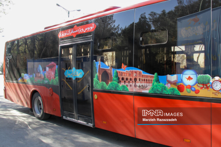 استقرار ۶ اتوبوس گردشگری در باغ فدک اصفهان