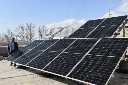 نصب پنل های خورشیدی در بام ساختمان شهرداری چرمهین